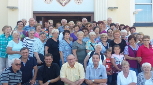 Pred kostolom v Belej nad Cirochou